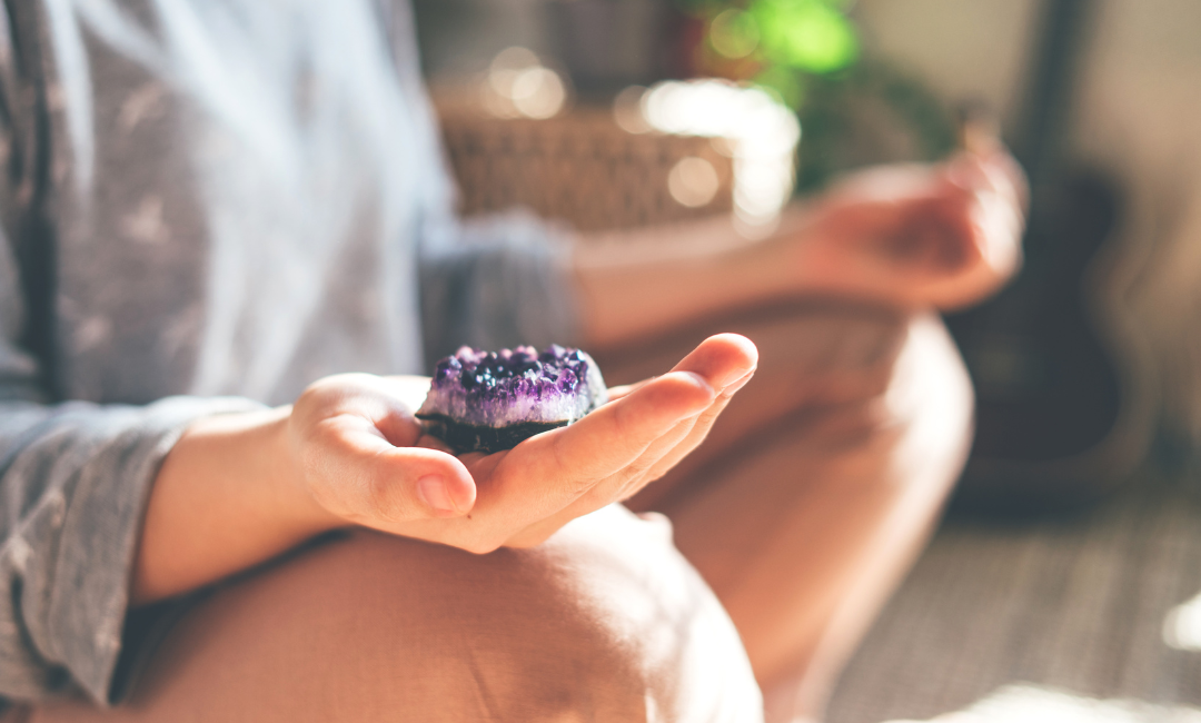 Kristall-Meditation: Dein Ultimativer Guide zu Energievollen Steinen & Techniken